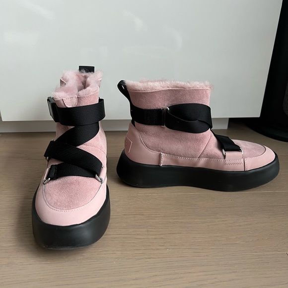 Ugg Pink Women’s Classic Boom Buckle size 37! - Picture 3 of 4